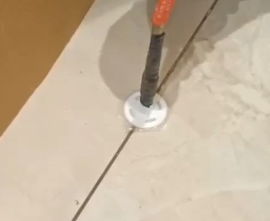 红河瓷砖空鼓维修公司专业解答瓷砖在铺贴过程中，如果没有涂抹均匀到位的粘结材料（如水泥砂浆或瓷砖胶），可能会导致以下问题