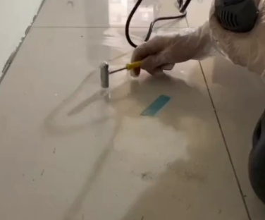 红河瓷砖开裂维修公司专业分享瓷砖在铺贴前如果没有沥干水分，将会导致以下问题